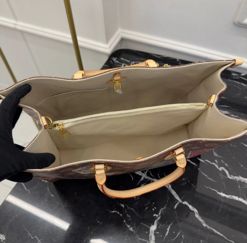 LOUIS VUITTON ONTHEGO VOYAGE