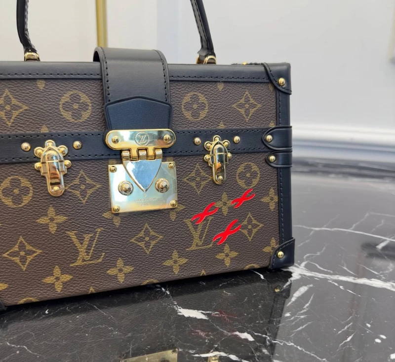 LOUIS VUITTON PETITE MALLE V