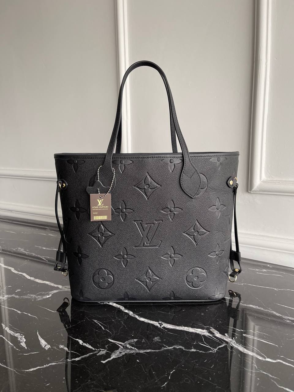 Gibt es die Louis Vuitton Neverfull in der Farbe schwarz-grau